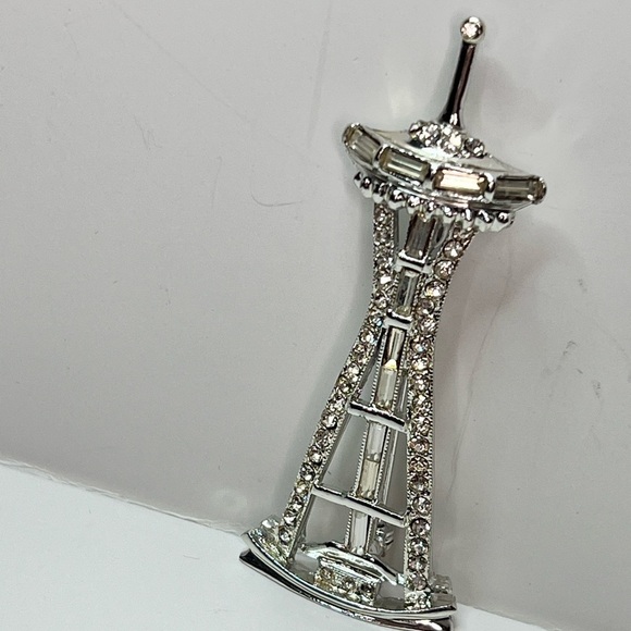 Vintage Silver Rhinestone Seattle Space Needle Brooch Pin G & A Century - Picture 2 of 5
